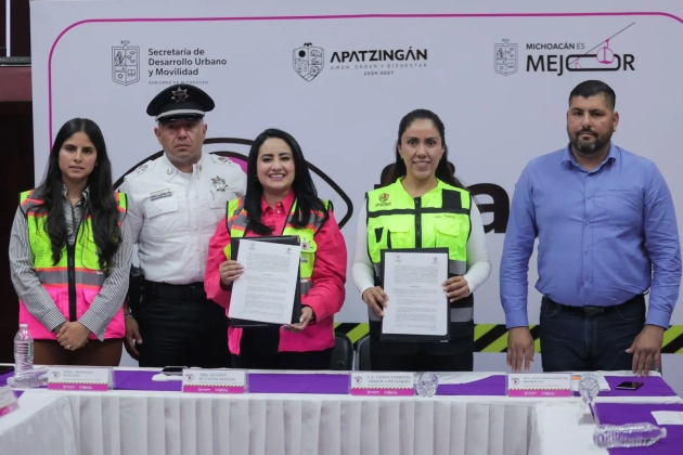 Invita Gladyz Butanda a ponerse el casco en Apatzingán 